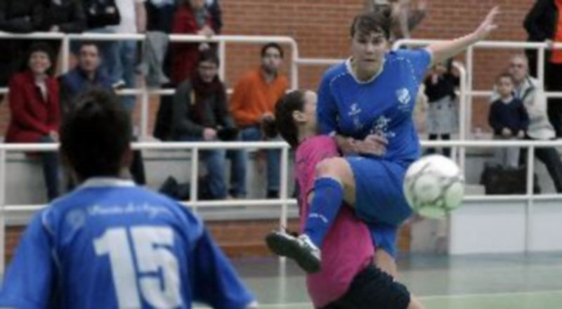 Cristina de la Fuente consigue golpear al balón ante la interposición de una rival. / Juan Martín