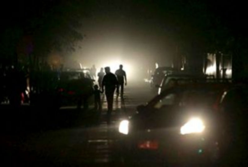 Santiago de Chile tras el seísmo registrado a las 06.34 GMT se quedó a oscuras y la gente se echó a la calle./EFE