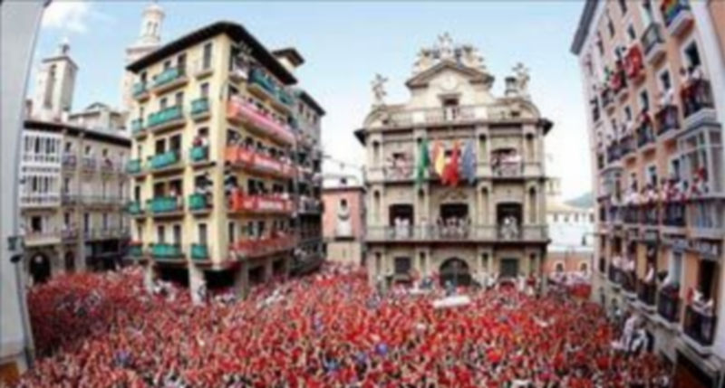 Miles de personas festejan el inicio de las fiestas de San Fermin del 2010./ EFE