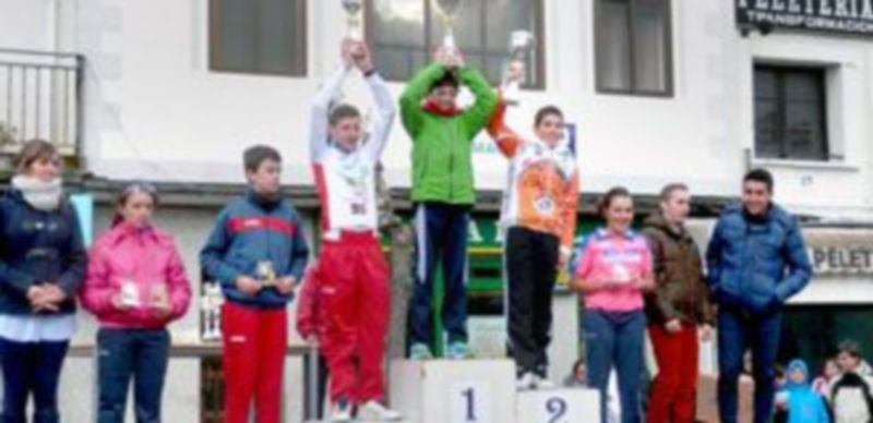 Un momento de la entrega de premios que se llevó a efecto tras la disputa de las carreras en Ávila. / CLUB CICLISTA 53X13