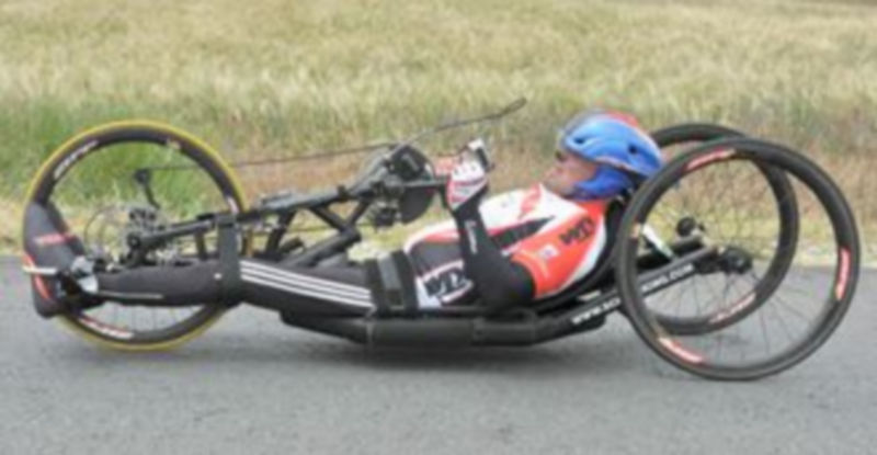 Uno de los competidores holandeses de bicicleta de manos