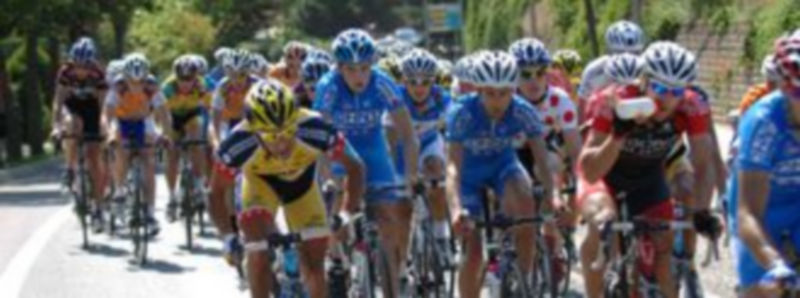 Una de las imágenes del pelotón tomadas durante la pasada edición de la Vuelta a Segovia. / Alberto Benavente.