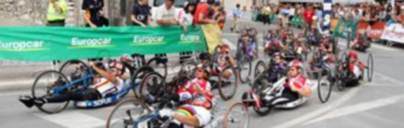 Momento en el que las bicicletas de manos atravesaban Escalona del Prado en la carrera de relevos del domingo. / Diego M.