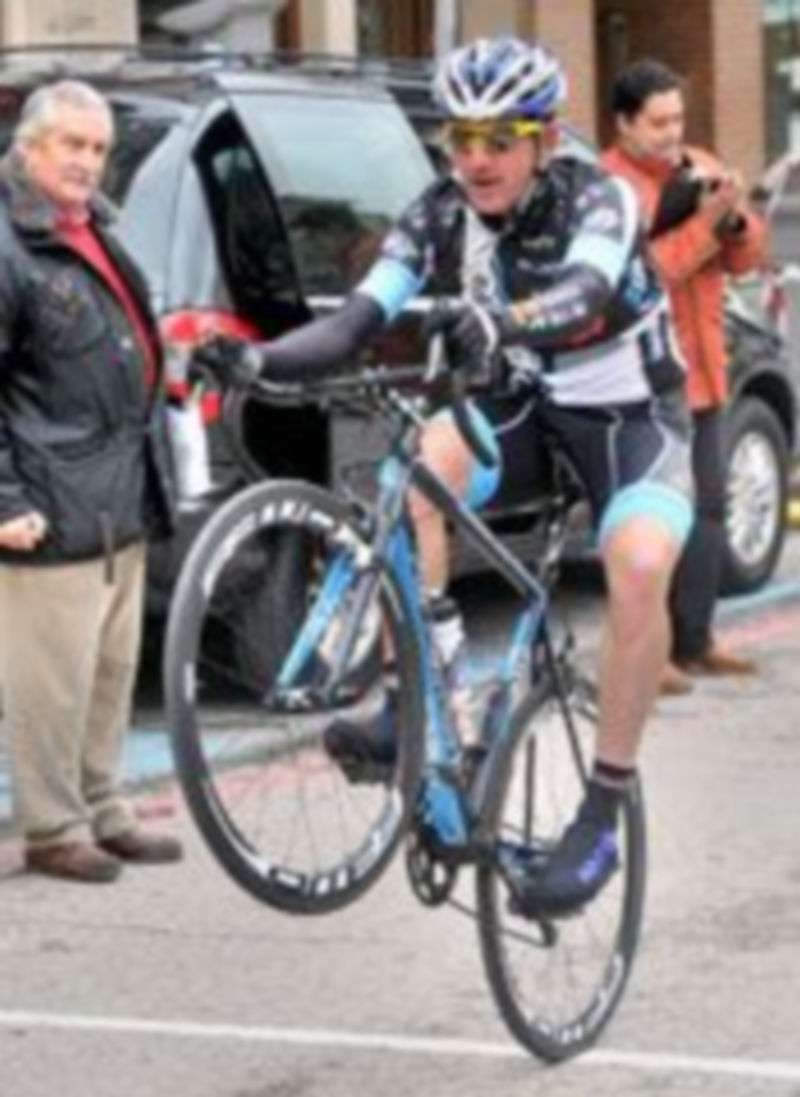 Así cruzó la meta el ganador de la Vuelta a los Pinares