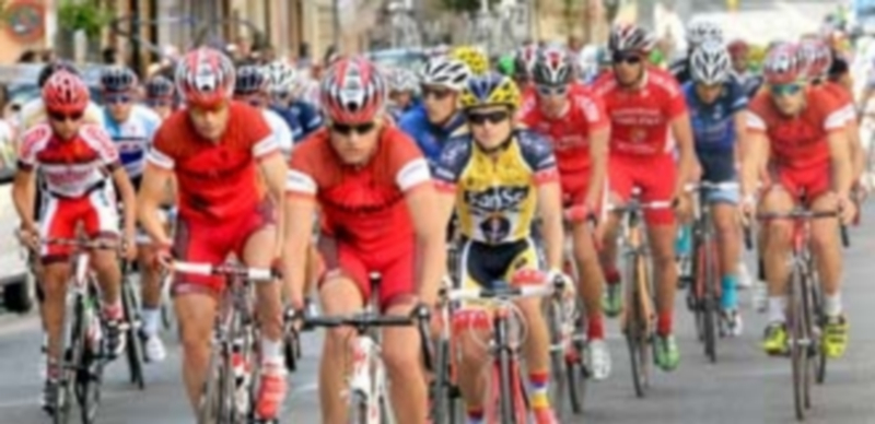 Instante de la salida de la decimonovena edición del Trofeo José Luis de Santos para ciclistas junior. / Kamarero