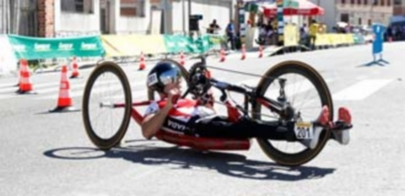 Uno de los participantes en la prueba de bicicleta de manos