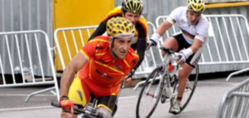 Afrontando una de las curvas del trazado con la mirada en busca de la línea de meta. / Kamarero