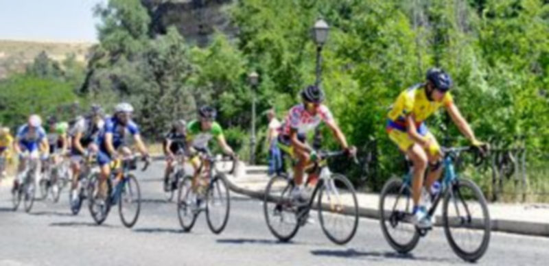 Imagen del paso del pelotón de la Vuelta Ciclista a Segovia por la Cuesta de Los Hoyos.  / Juan Martín