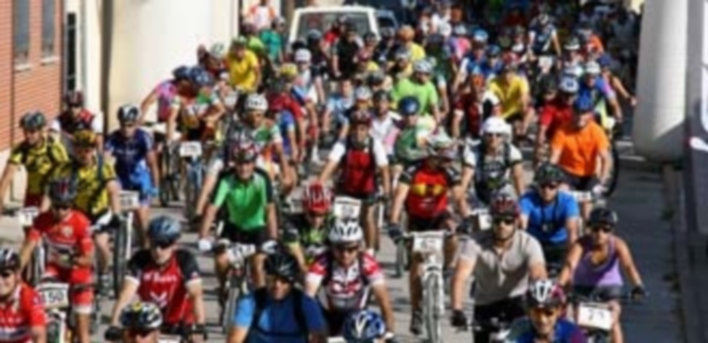 Imagen de la salida del multitudinario grupo de ciclistas desde Cabezuela. / El Adelantado