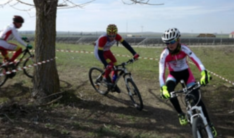 Los ciclistas del Club 53x13 cruzan una zona de revueltas del recorrido. / El Adelantado