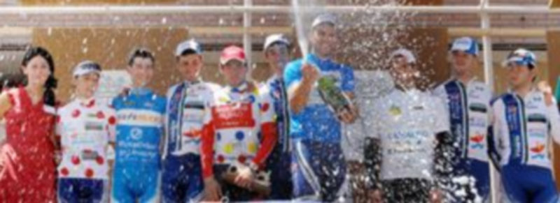 Raúl Alarcón rocía con cava a los asistentes a la entrega de premios a los ganadores de la cuadragésimo octava edición de la vuelta a Segovia. / Alberto Benavente