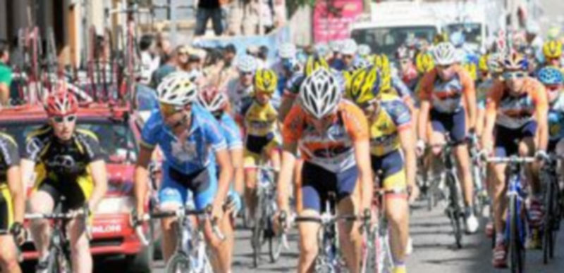 Los ciclistas se tomaron con calma los primeros kilómetros de la carrera para después iniciar una lucha sin cuartel./ Kamarero