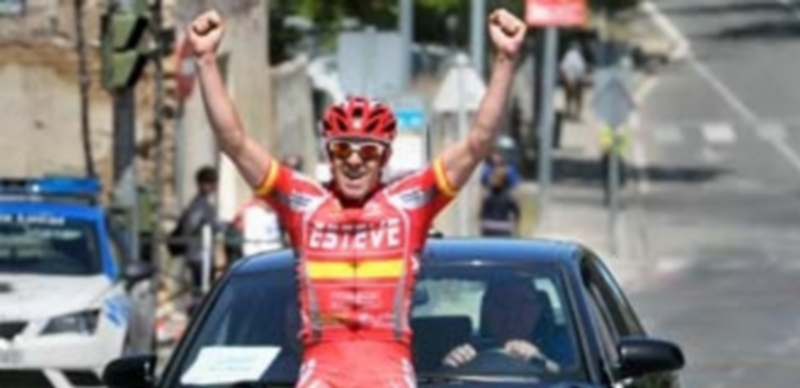 Antonio Martín ‘Pispajo’ levanta los brazos en señal de victoria antes de cruzar la meta. / Kamarero