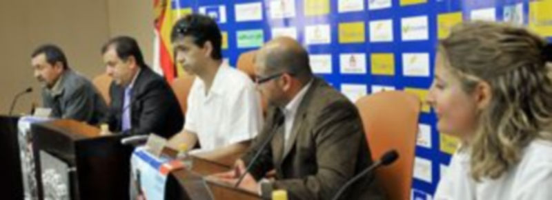 De izquierda a derecha en la mesa Domingo Asenjo