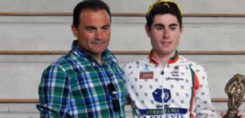 Andrés López Sacristán recibe el trofeo de  tercer clasificado. / EL ADELANTADO