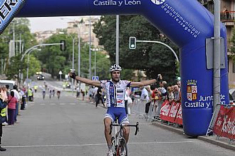 Un ciclista pasa por meta en primer lugar durante la edición del año pasado de la Vuelta a Segovia