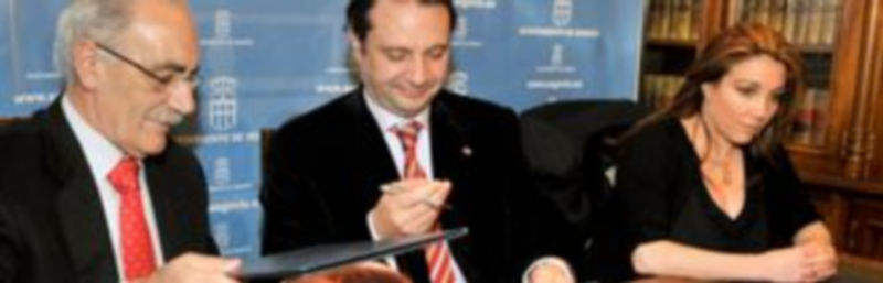 Juan Carlos Castaño y el alcalde Pedro Arahuetes realizan la firma del convenio