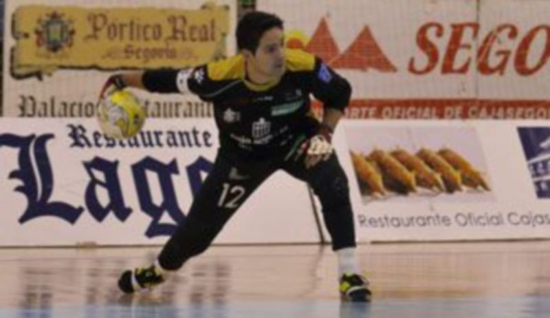 Cidao saca un balón durante un encuentro jugado por el Caja Segovia. / Juan Martín