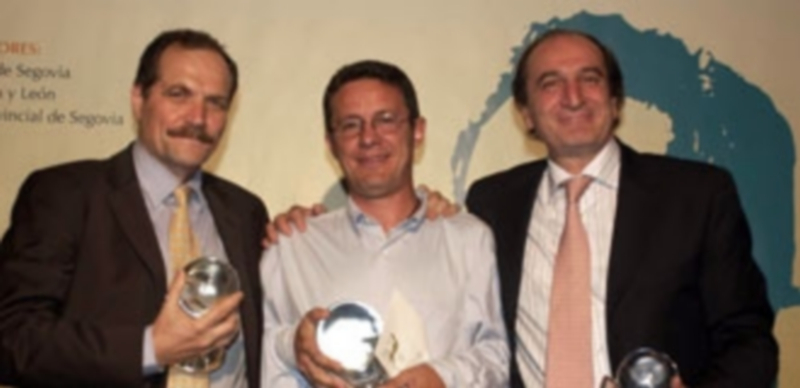 Javier Espinosa (centro) en la gala de los premios Cirilo Rodríguez de 2005 junto a los dos finalistas Carlos Yárnoz y Luis de Benito./ JUAN MARTÍN