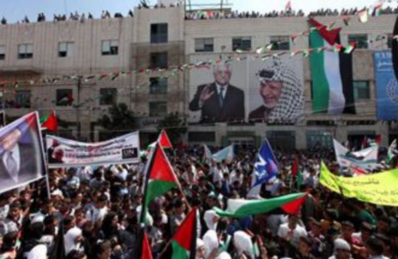 Varios palestinos participan hoy en una manifestación en la ciudad cisjordana de Naplusa./EFE