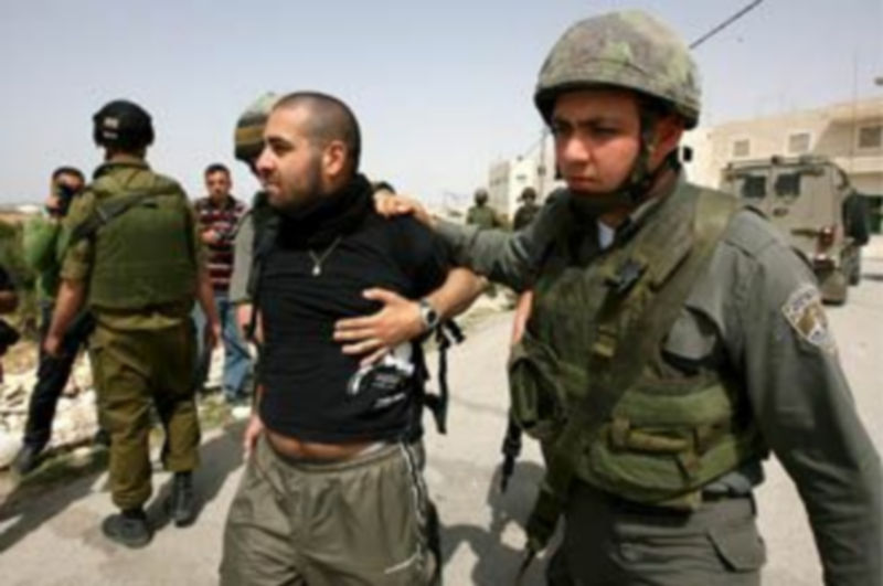 Soldados israelíes arrestan a un manifestante palestino cerca de Belén /EFE