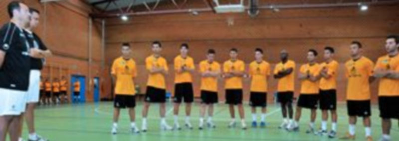 La plantilla del Caja Segovia en la primera sesión de entrenamiento en el pabellón María Martín./ KAMARERO
