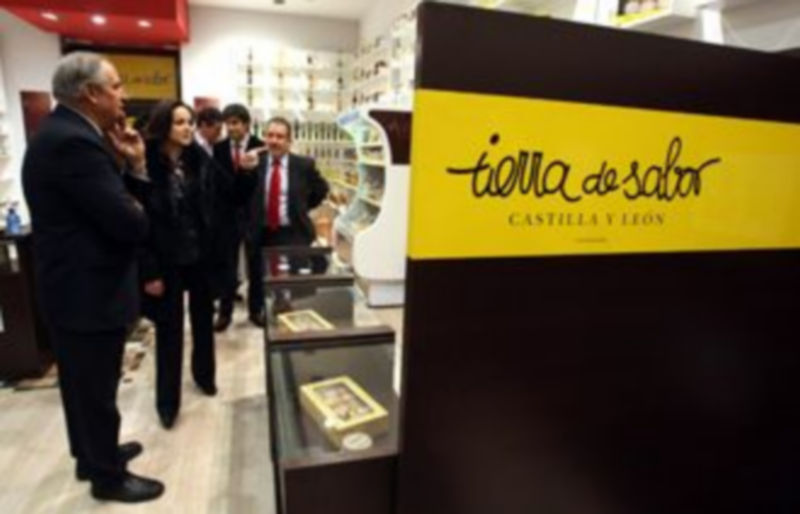 Silvia Clemente visita la tienda de Artesanos Alimentarios de Castilla y León acompañada del presidente de la Asociación de Artesanos Alimentarios de Castilla y León y de su gerente./ ICAL