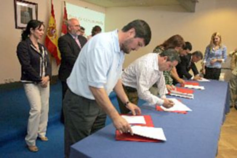 Los alcaldes de la provincia han firmado los convenios esta mañana./ F. PEÑALOSA