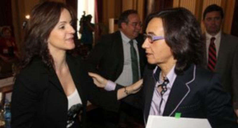 La consejera de Agricultura y Ganadería de la Junta conversa con la ministra del ramo