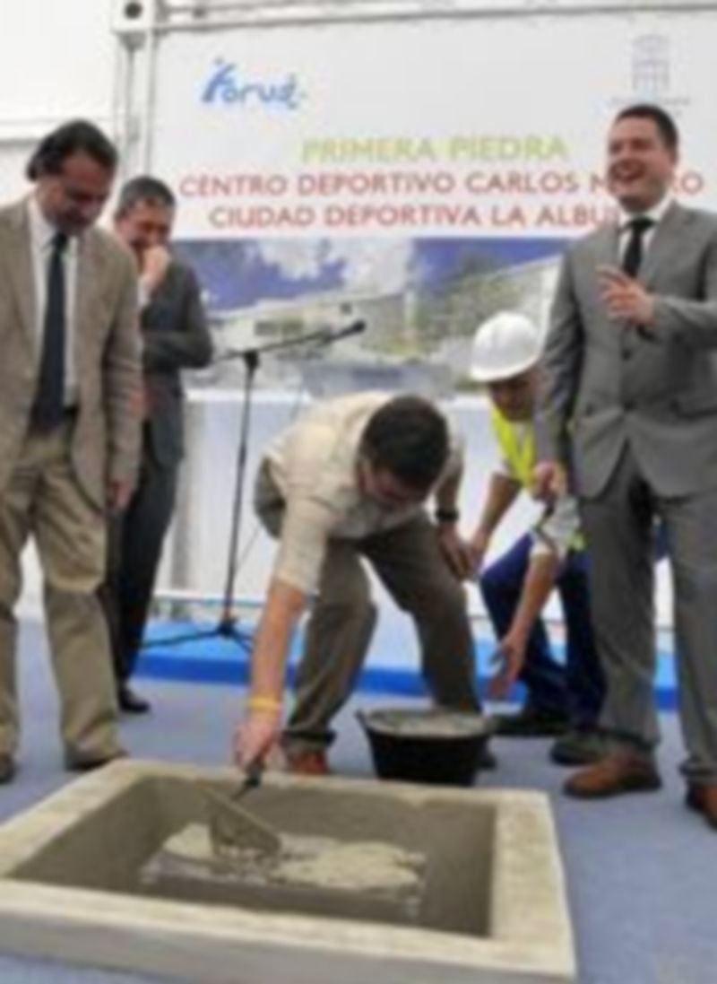 Momento de la colocación de la primera piedra del Complejo. / A. BENAVENTE