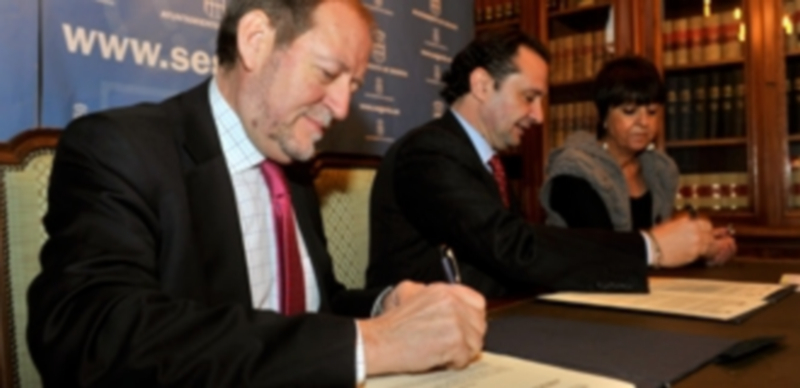 Pedro Arahuetes y José Ramón Álvarez han firmado el convenio de colaboración hoy./ KAMARERO