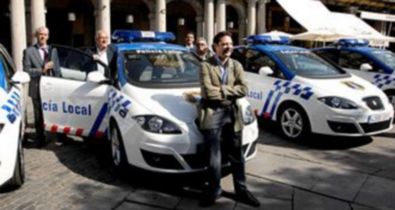 El alcalde presentó los nuevos vehículos de la Policía Local. / ALBERTO BENAVENTE