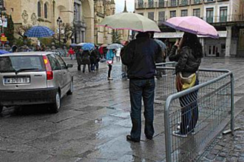 Los paraguas sirvieron para mitigar el efecto de la nieve./PEÑALOSA