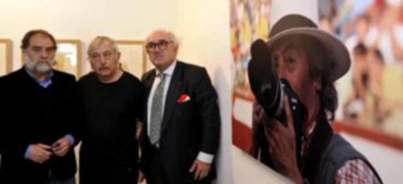 Los responsables de la asociación posaron junto a una gran foto de Peñalosa. / JUAN MARTÍN