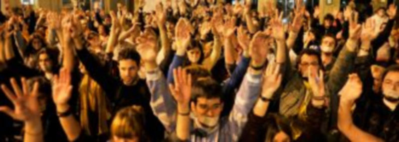 Cerca de 30 personas del movimiento 15M pasan la noche junto al Acueducto 1 Una treintena de personas acamparon en el Azoguejo.