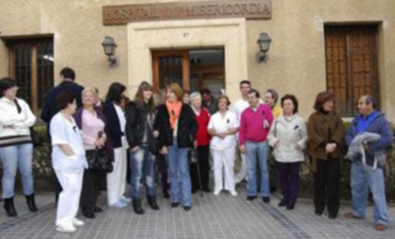 Trabajadores de La Misericordia esta mañana en la concentración./ALBERTO BENAVENTE