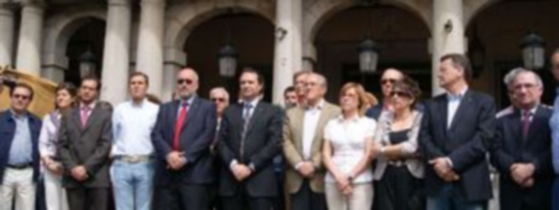 La concentración se desarrolló al mediodía ante las puertas del Ayuntamiento. / JUAN MARTÍN