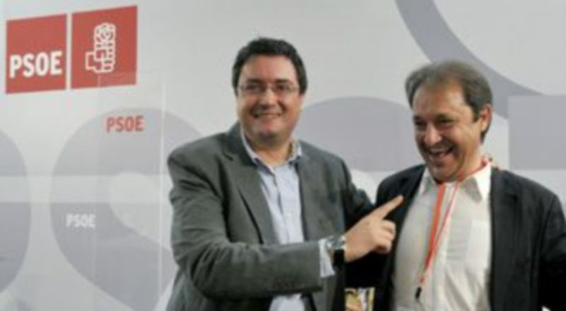 López saluda a Juan Luis Gordo tras concluir su intervención en el congreso provincial./JUAN MARTÍN