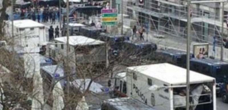 La Policía ha establecido un perímetro de seguridad en torno al Congreso esta tarde./