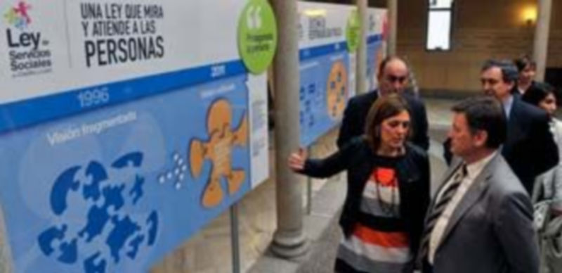 Milagros Marcos visitó los paneles informativos expuestos en la Diputación./KAMARERO