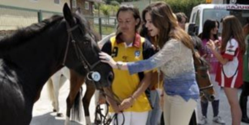 Silvia Clemente acaricia a un poni durante su visita a las instalaciones del Centro Ecuestre. / Juan Martín