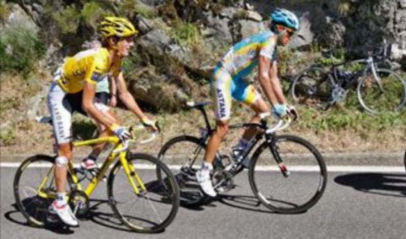 El ciclista luxemburgués Andy Schleck del equipo Saxo Bank (i) y el español Alberto Contador del Astana