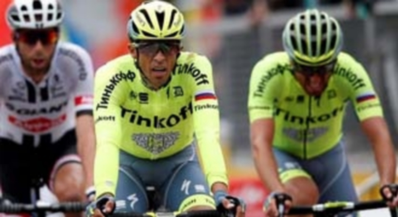 Alberto Contador cruza exhausto la línea de meta de Cherburgo después de acusar las pequeñas molestas del primer día y tras sufrir una nueva caída. / EFE