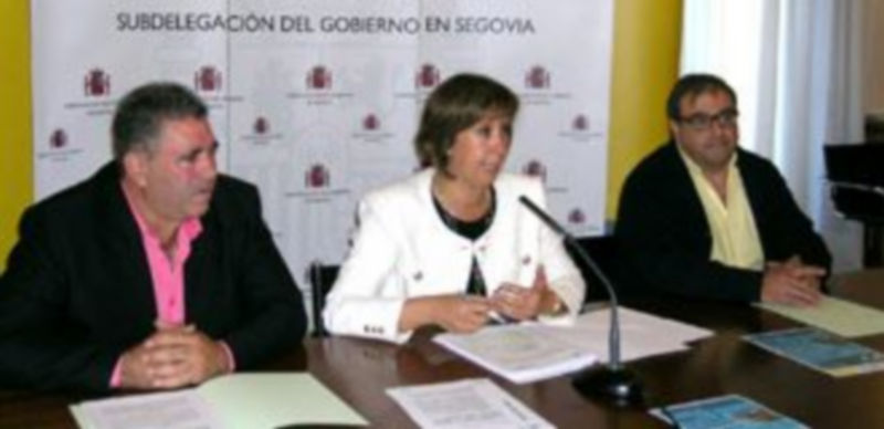 La subdelegada del Gobierno y representantes de la Unión de Cerrajeros de Seguridad durante la firma del convenio./ EL ADELANTADO