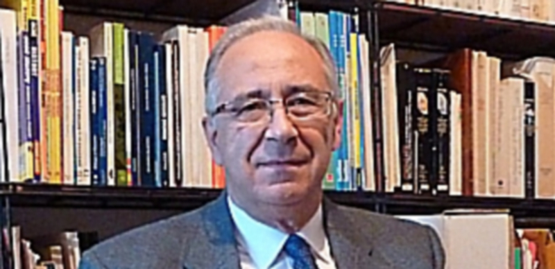 Pedro Alvarez en el despacho de su domicilio. / Teresa Sanz Tejero