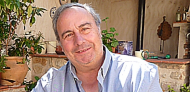 Fernando Ortiz en un momento de la entrevista en el patio de su casa Trescasas 2017. / TERESA SANZ TEJERO