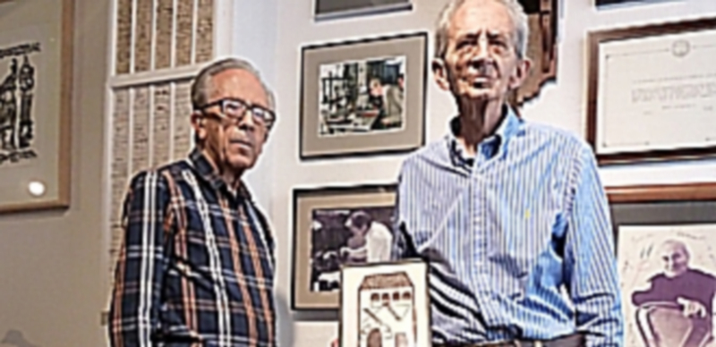 Angel (izq) y Jesús con el anagrama de la casa del siglo XV. / TERESA SANZ TEJERO