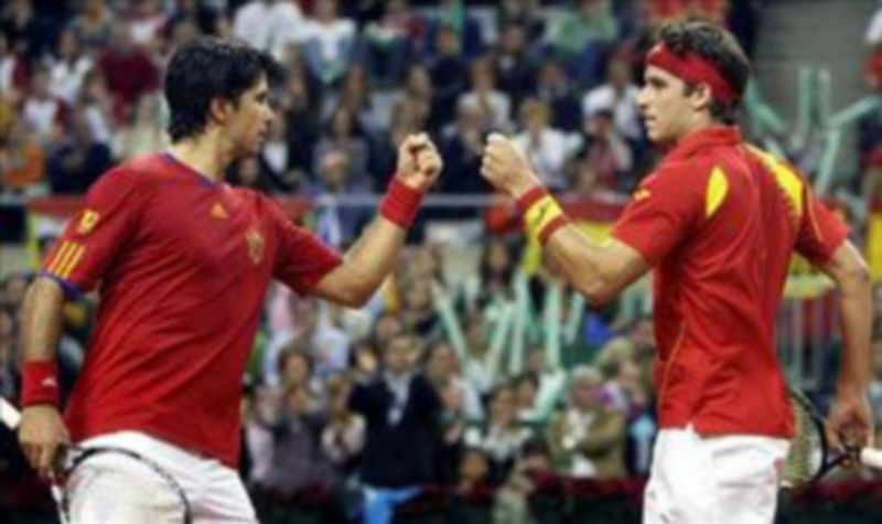 El equipo español mantea a su capitán