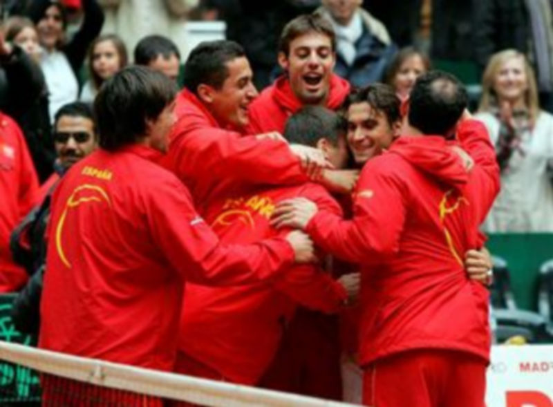 El jugador español David Ferrer (2d) recibe la felicitación de sus compañeros tras su victoria frente al suizo Stanislas Wawrinka./EFE