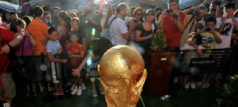 La Copa del Mundo fue admirada por los segovianos en las instalaciones del Open Castilla y León de tenis el pasado verano. / Kamarero